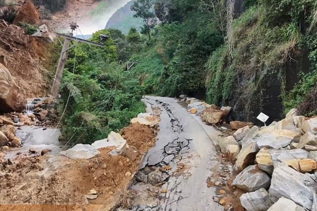 Fresh landslide threat in Aranayaka following heavy rains