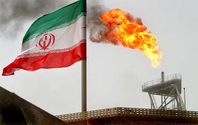 Iran says oil blockade will continue until attacks end, Trump threatens to escalate strikes