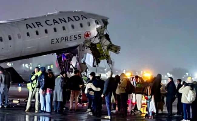 Air Canada Express jet hits ground vehicle, closing New York’s LaGuardia airport