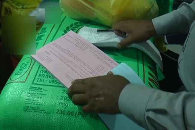Legal action against traders for hoarding rice, refusing retail sales