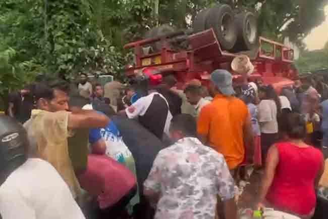 Fuel bowser overturns on Badulla–Colombo road