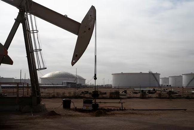 Oil prices fall as US-Iran dialogue hopes ease supply concerns