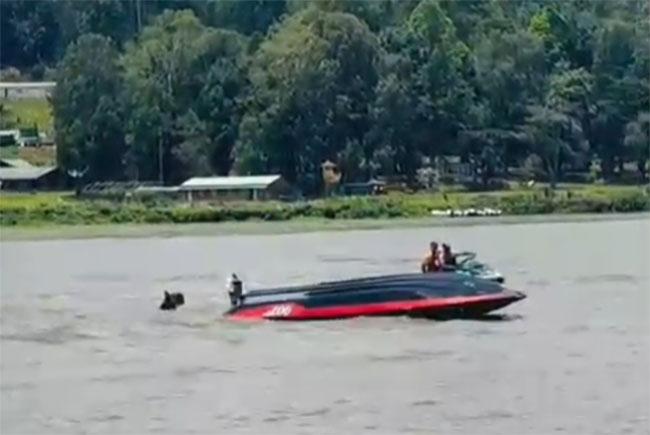 Boat accident at Gregory Lake leaves vessel capsized; tourists rescued