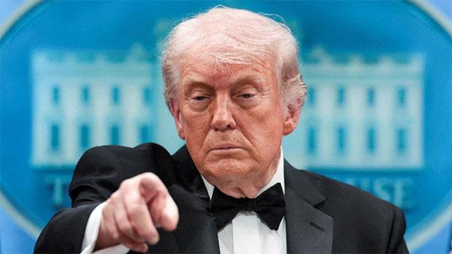 Trump urges Iran to sign a deal and discusses prolonged blockade