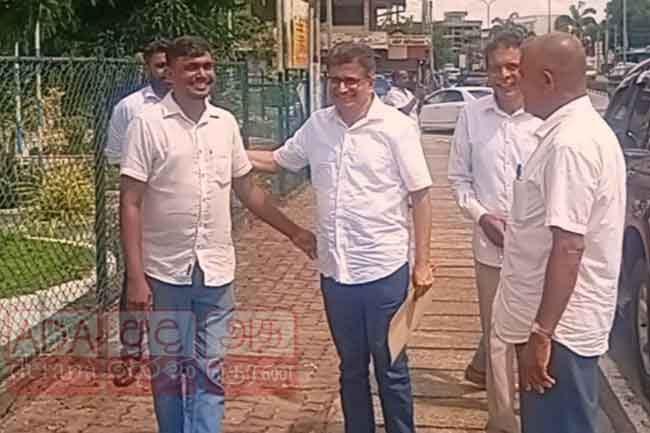 Udaya Gammanpila arrives at Kuliyapitiya Police to provide statement