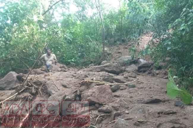 Landslide reported in Maha Aragama, Wellawaya