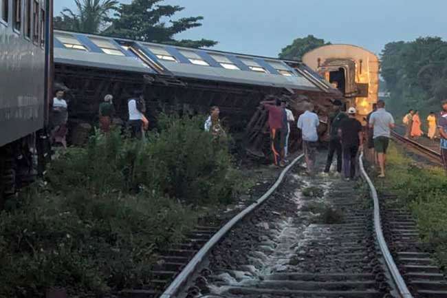 12 injured after train derails between Kelaniya and Wanawasala