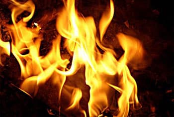 VIDEO: Fire destroys 37 homes in Mattakkuliya
