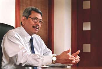 Tense situation outside Bribery Commission as Gota arrives