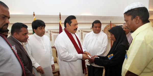VIDEO: President donates Rs.1 million to Rizana’s family