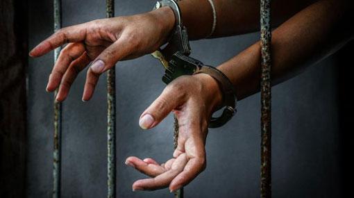 Guards fire warning shots at court as inmates attempt escape
