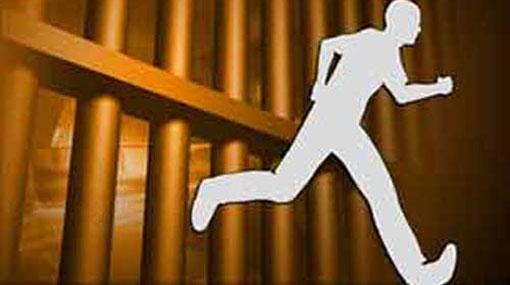 Four foreign nationals flee detention center