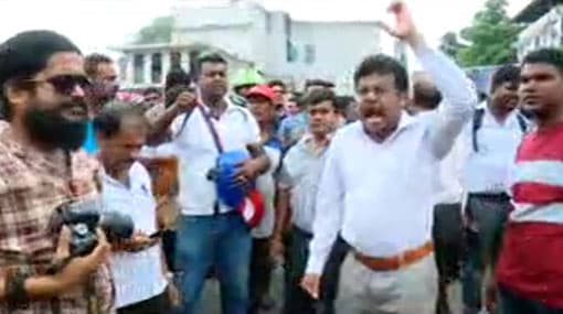 Protesting CPC workers block road in Kolonnawa