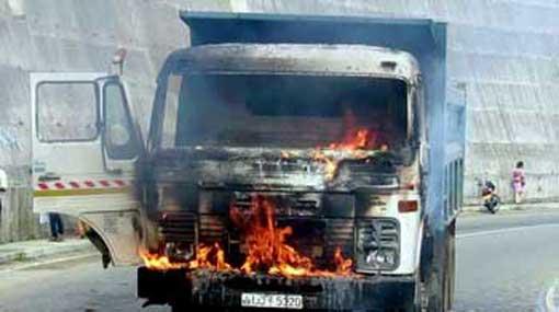 Tense situation erupts between residents and police in Nanu Oya