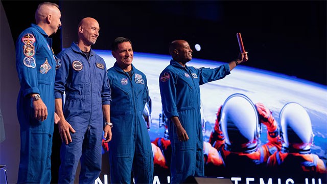 Nasa names Artemis III crew due to launch in 2027