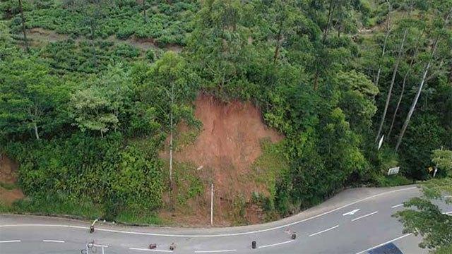 Traffic restricted to single lane on Hatton–Nuwara Eliya main road