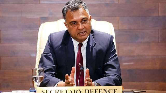 Defence Secretary chairs meeting on Colombo garbage crisis and rising dengue threat
