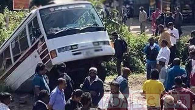 Private bus overturns into Thalagala Oya in Nuwara Eliya