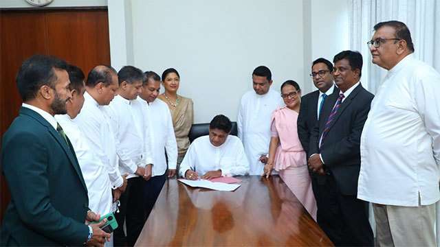Opposition MPs sign no-confidence motion against Justice Minister