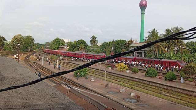 Train derails at Colombo Fort Railway Station, disrupting evening services
