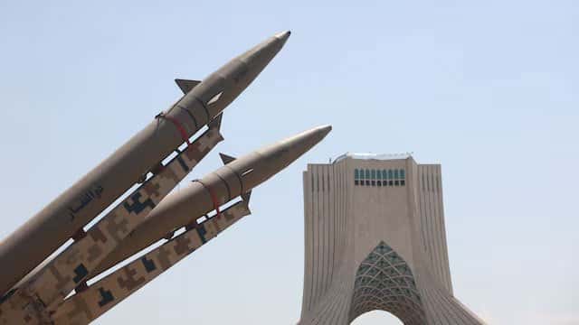 Iran threatens to hit Gulf states if US launches new strikes