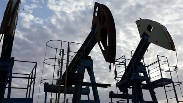 Oil climbs as fading US-Iran peace hopes raise supply risks