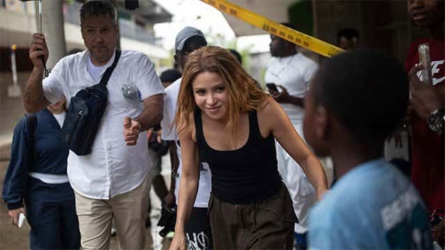 Shakira visits quake-hit Colombia region, pledges to rebuild schools