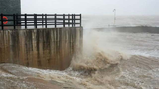 Schools, ferry routes suspended as Typhoon Saudel lashes east China