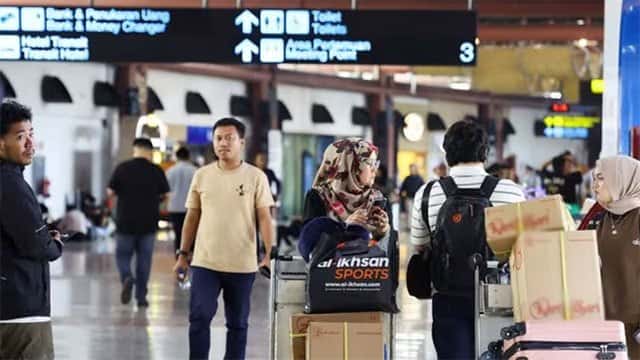 Eight Indonesian airports remain shut due to volcanic ash from Anak Krakatau