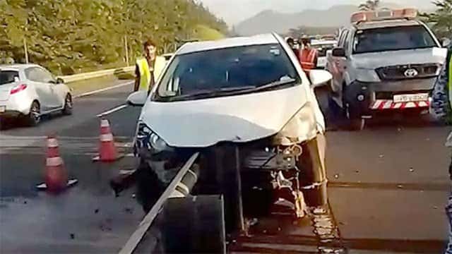 Car crashes into safety fence on Southern Expressway