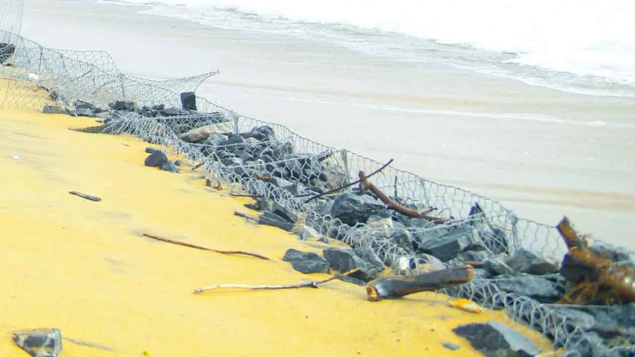 Wattala coastal barrier work halted over construction concerns