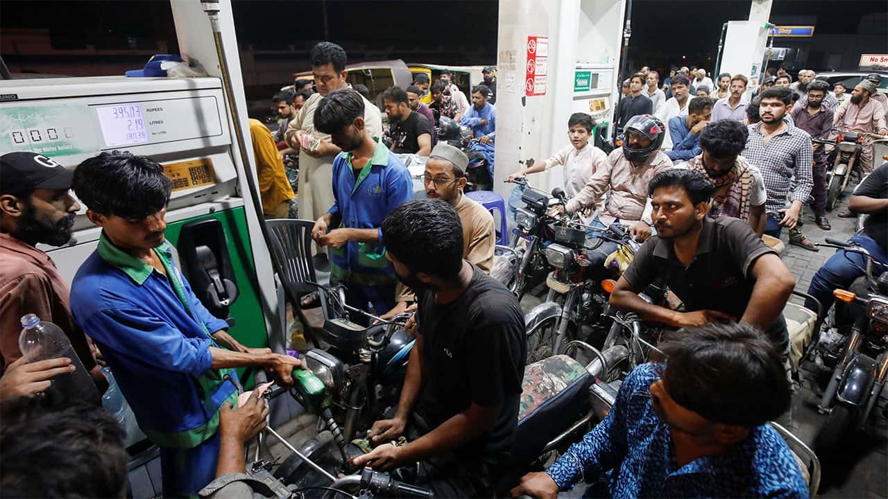Pakistan cuts official fuel use 50%, restricts government travel amid Mideast oil shock