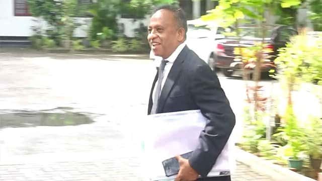 Former Minister Chandima Weerakkody arrives at Bribery Commission