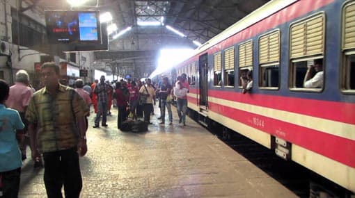Train derailments in Fort and Polgahawela cause delays