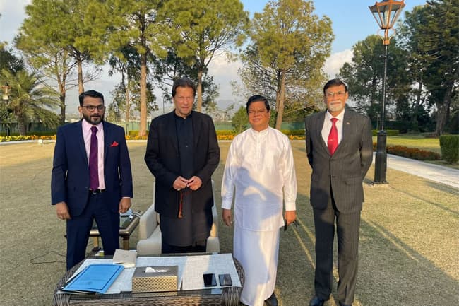 PM Khan reaffirms strong fraternal relations between Pakistan, Sri Lanka