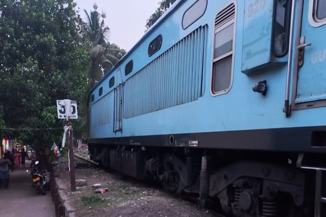 Train derailment causes delays on Kelani Valley line