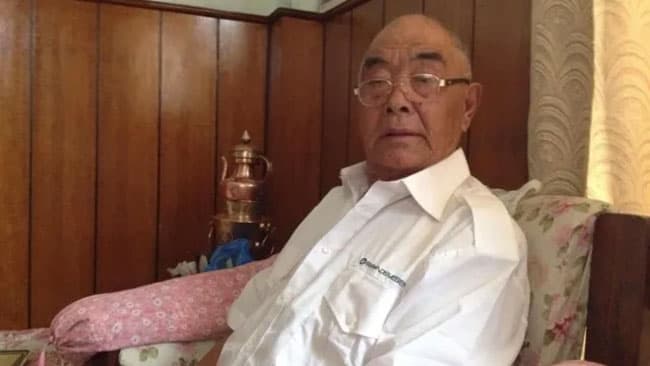 Last surviving member of first team to scale Everest dies aged 92