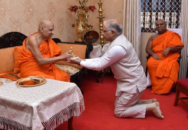 Indian HC briefs Asgiriya, Malwatta chief prelates on cyclone relief efforts
