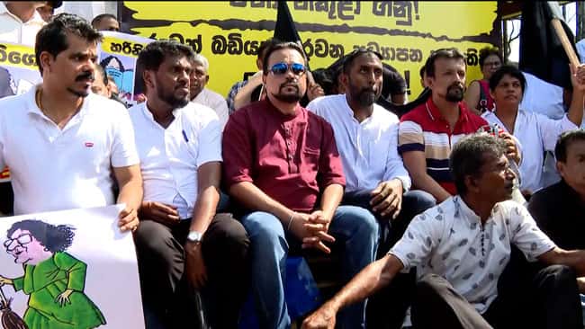 Group including Wimal Weerawansa commences ‘Satyagraha’ near Edu. Ministry against reforms