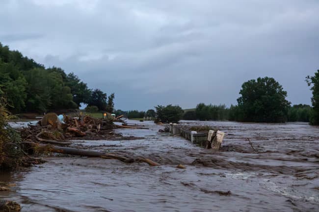 Wild New Zealand storm disrupts transport, leaves thousands without power