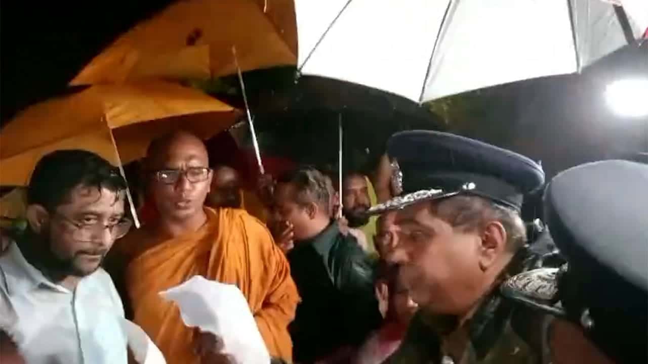 Tense situation at Viharamahadevi Park as police arrive with court order