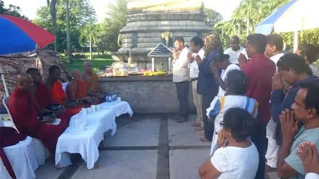 Satyagraha seeking Gnanasara Thero’s release continues at Viharamahadevi Park