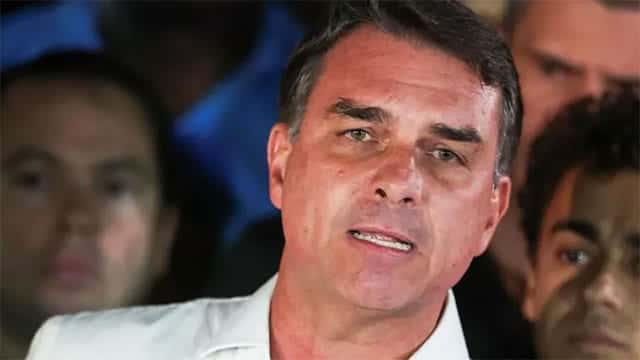 Defeated presidential candidate Flávio Bolsonaro arrives in US after Brazil cancels his passports
