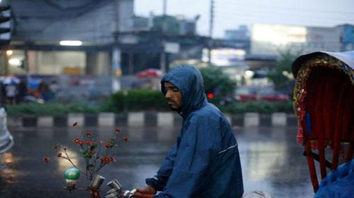 Cyclone Mora hits Bangladesh with heavy wind and rain