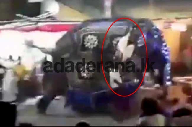 Two distressed elephants at Kotte Perahera injures 17