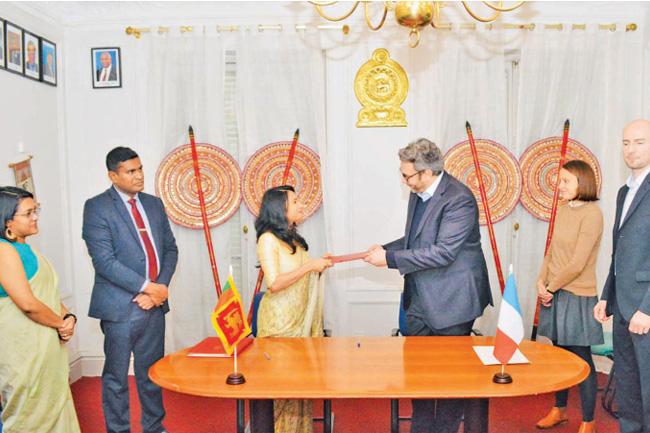 Plantation Min. signs MoU with France’s KSAPA for rubber capacity building in Sri Lanka