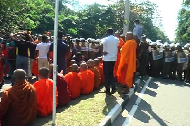 Heated situation after Police intervene in Maha Sangha protest
