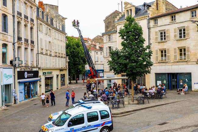 Strong quake hits western France