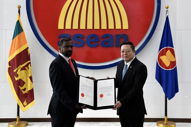 Jayanath Colombage presents credentials as new Sri Lankan ambassador to ASEAN