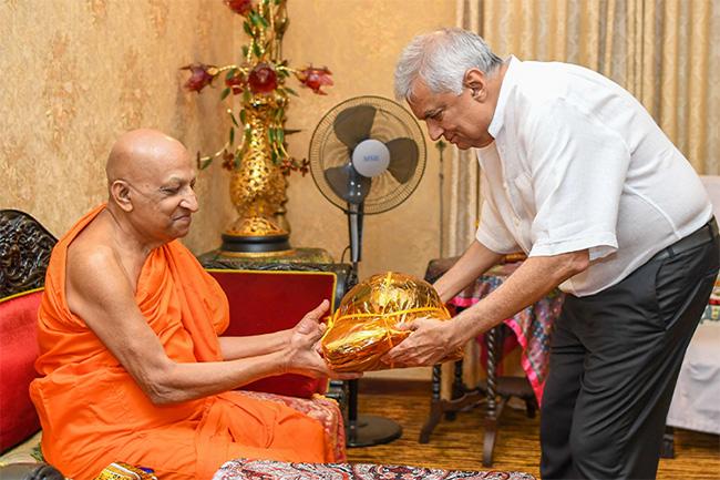 President Ranil calls on chief prelates of Malwatta, Asgiri chapters